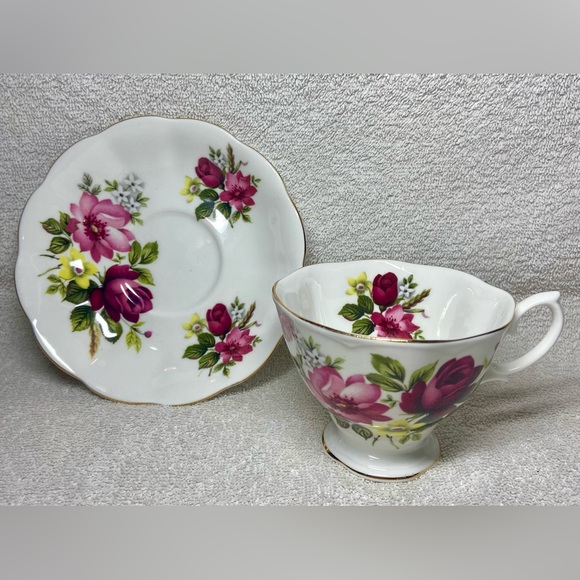 Royal Albert Vintage Bone China England tea cup and saucer set - Picture 2 of 4